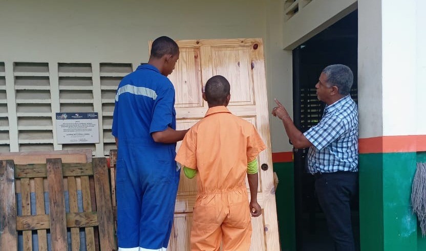 Estudiantes de CTI de Ebanistería en Colón muestran sus habilidades