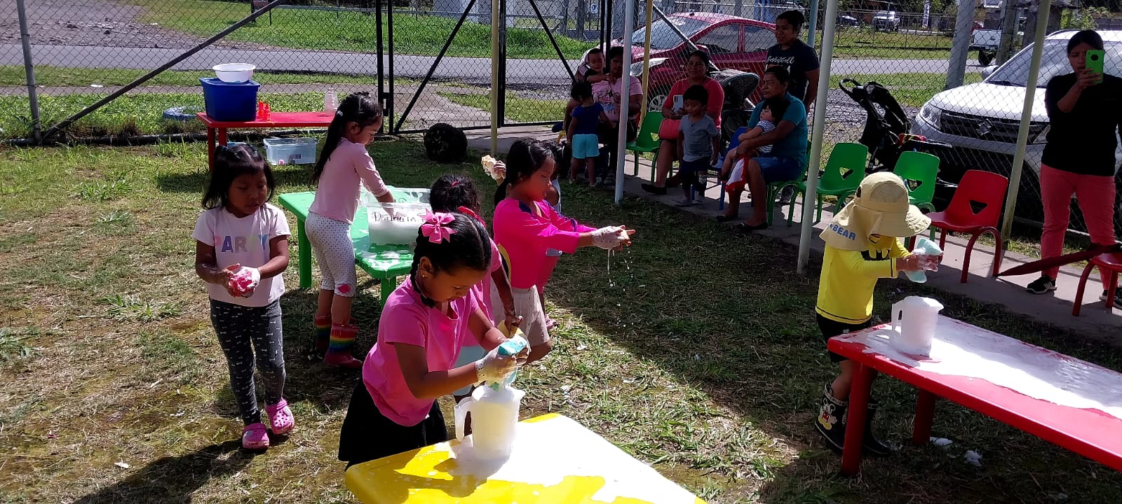 Alumnos del CAIPI de Volcán mejoran habilidades motrices y sensoriales a través del juego con agua