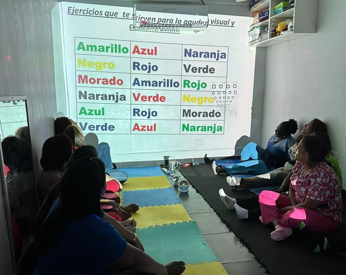 Docentes de Colón participan de taller sobre salud visual y bienestar mental