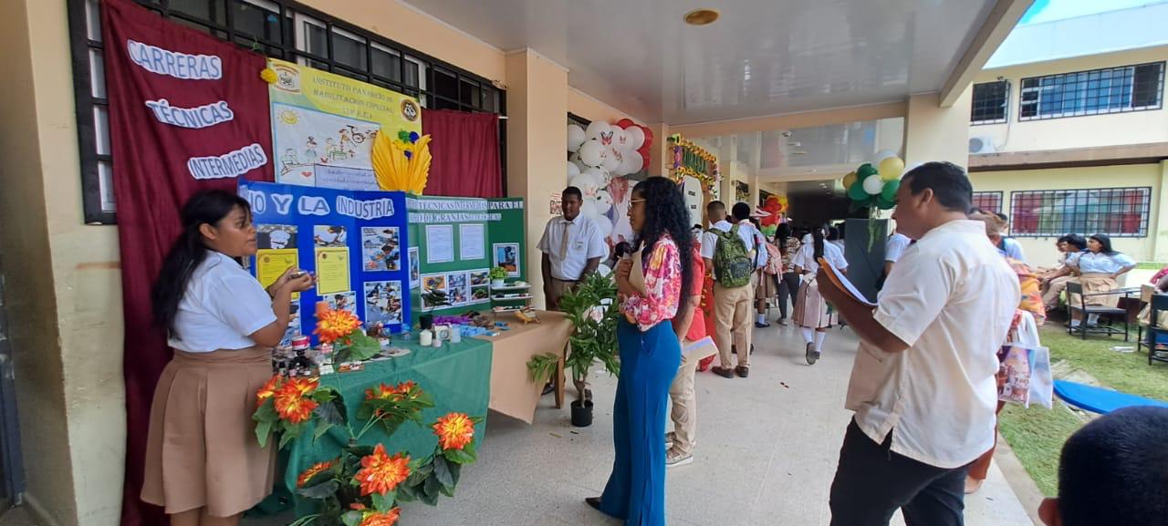 Estudiante de la sede de Bocas del Toro participan en Expo Feria