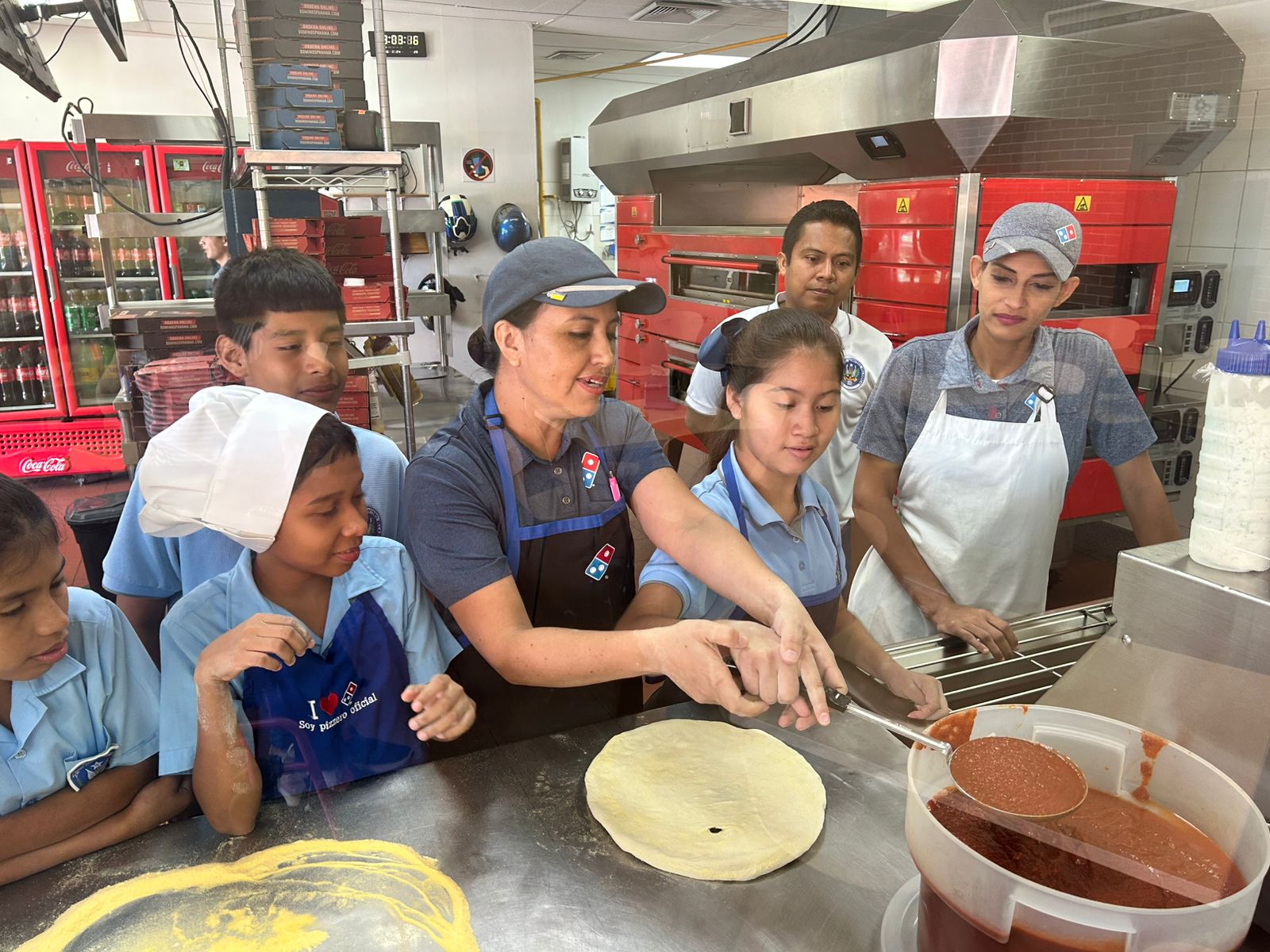 Estudiantes de Herrera Realizan Gira Pedagógica Vocacional a Domino’s Pizza