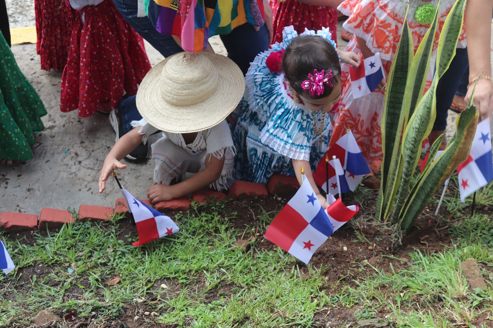 IPHE recibe el Mes de la Patria con Siembra de Banderas