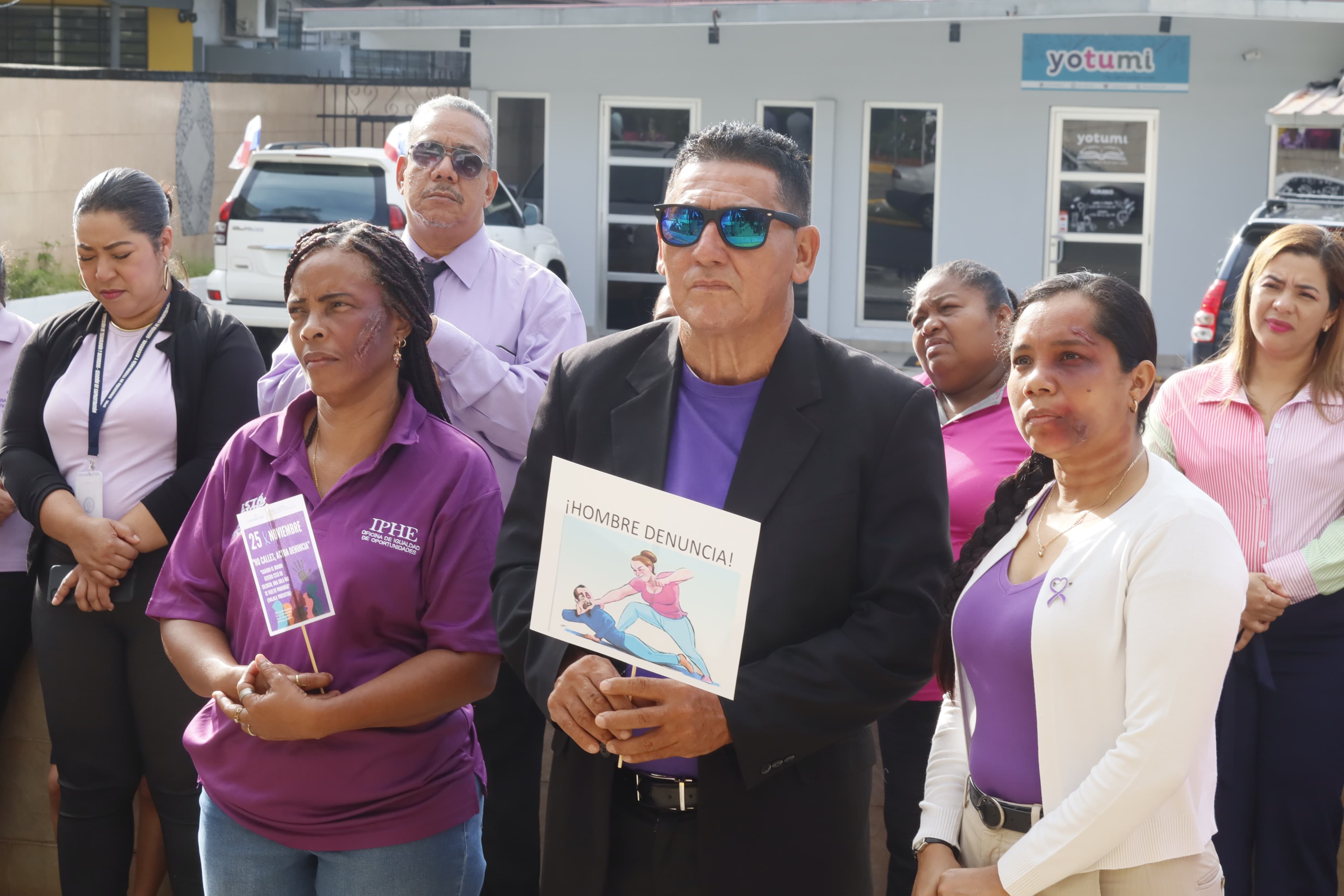 “Cadena Humana encabeza actividad del IPHE por el Día Internacional de la Eliminación de la Violencia contra la Mujer”