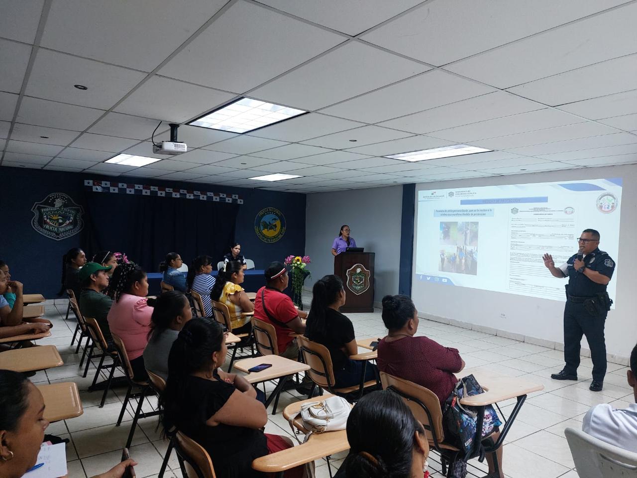Padres de Bocas del Toro participan de docencia sobre violencia