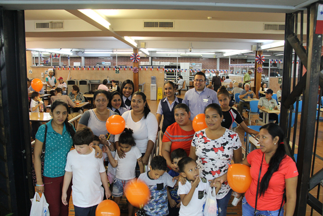 Niños del Programa de Autismo viven experiencia de compras en un supermercado de la localidad