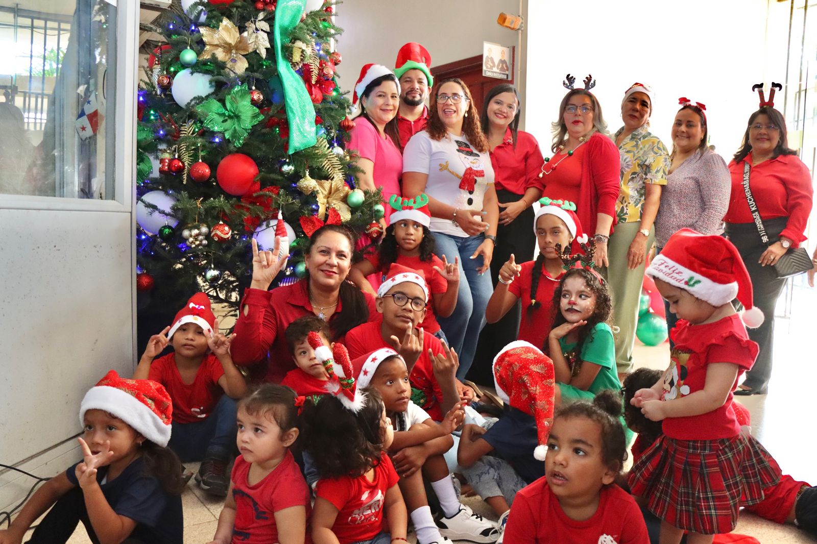 Realizan el Encendido de luces del Árbol de Navidad en el IPHE sede de Betania