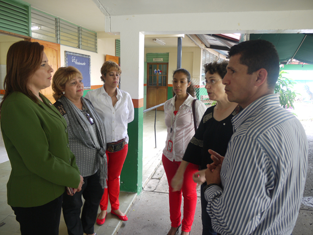 Miembros de la Cruz Roja visitan sede del IPHE