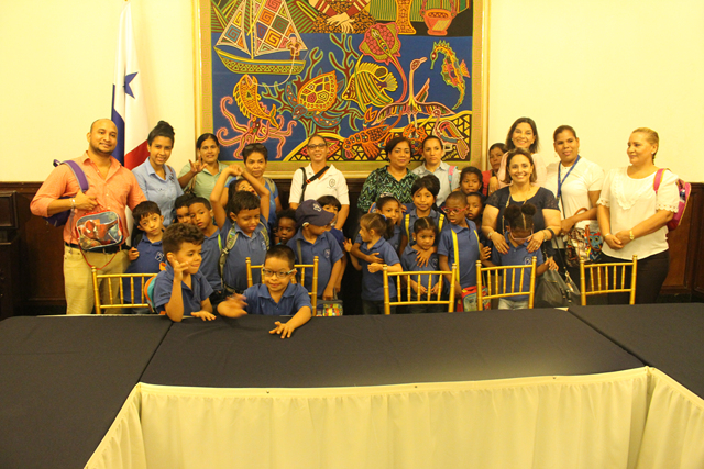 Niños de la Ensor del IPHE conocen la Presidencia de la República