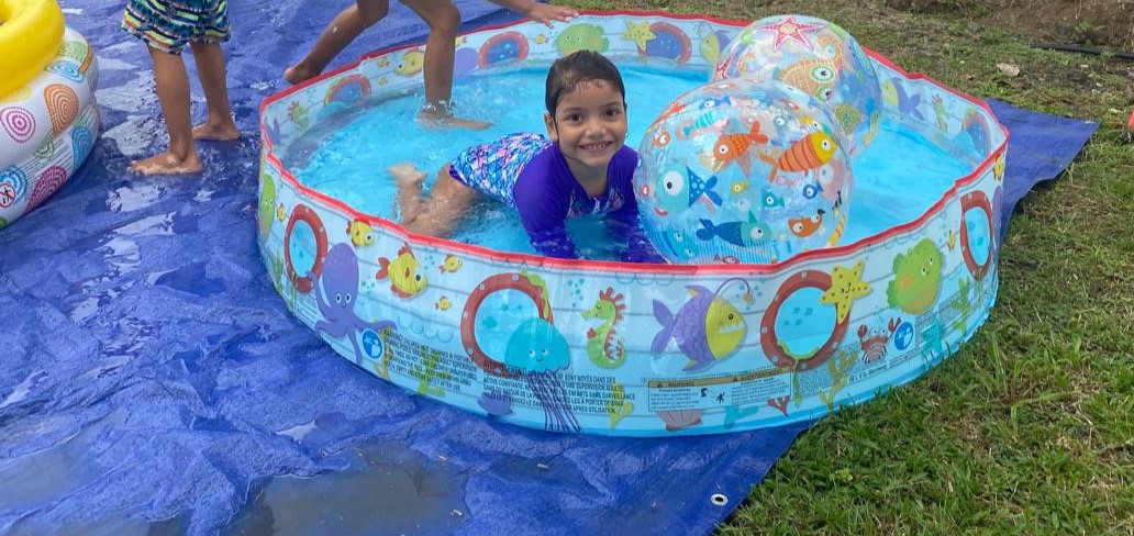 Niños del Programa de Autismo se divierten en el agua