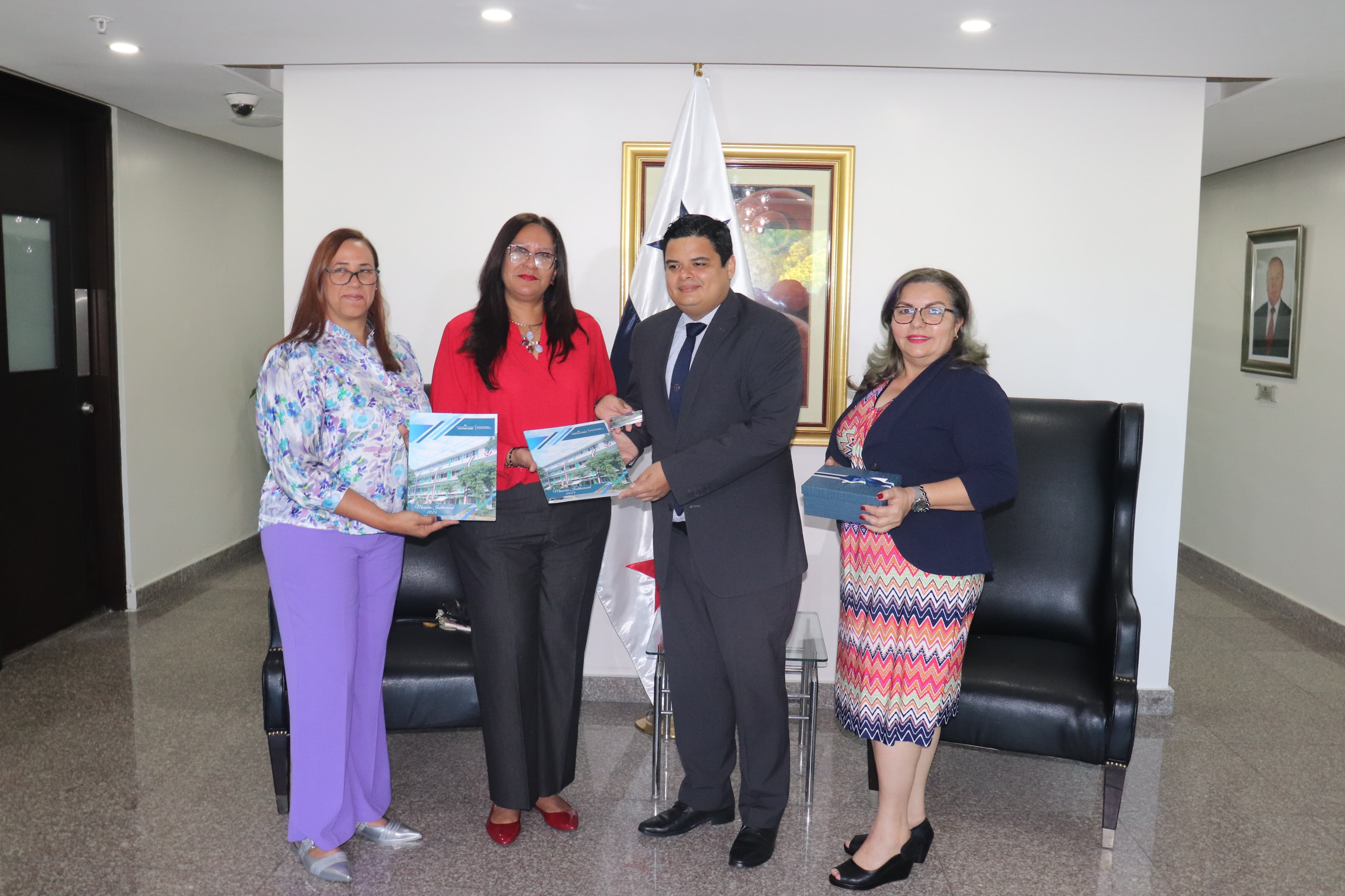 Entrega de la Memoria Institucional del IPHE a la Asamblea Nacional