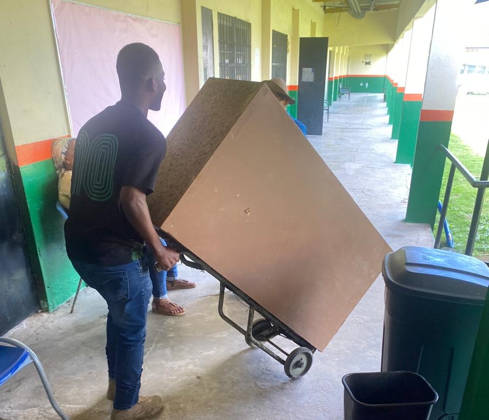 Realizan trabajos de mantenimiento en la Sede de Colón