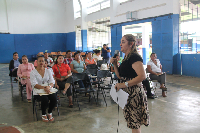 Explican temas de derechos humanos y discapacidad a padres de Veraguas