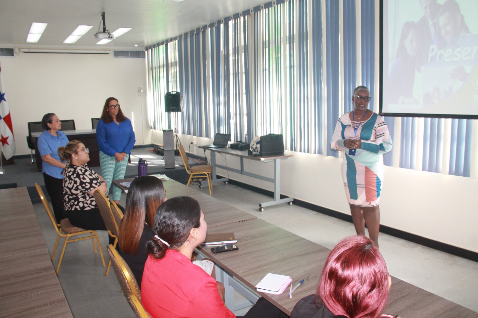 Taller la Excelencia en el Servicio para personal administrativo