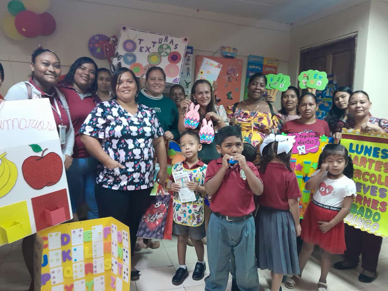 Niños del Parvulario de Darién reciben donación
