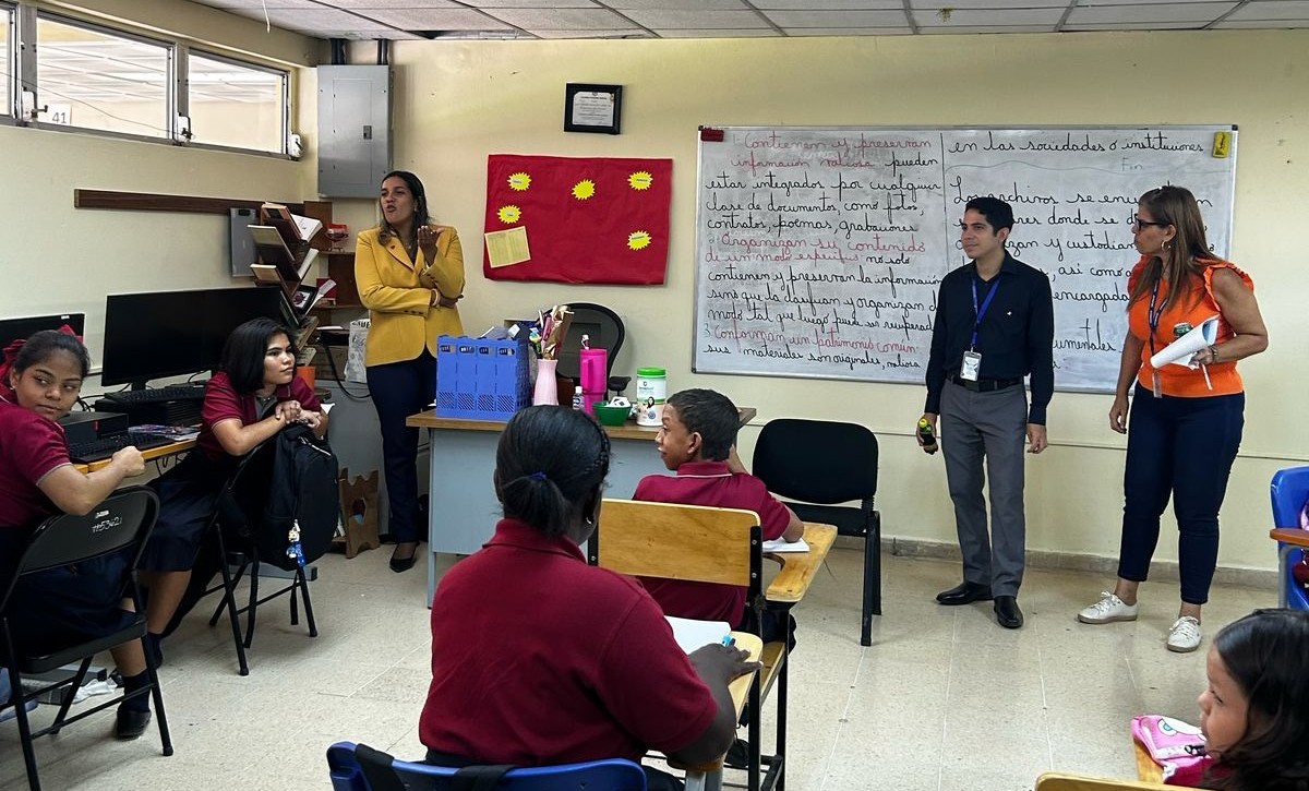 SENNIAF fortalece vínculos con la Escuela Vocacional Especial (EVE) del IPHE
