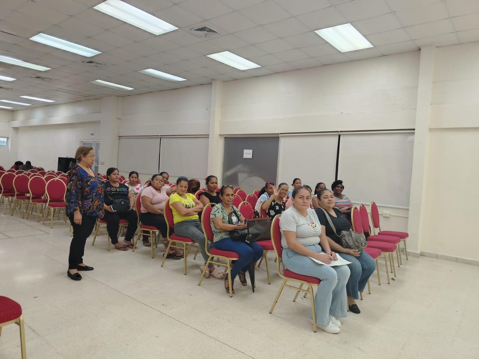 Taller de Manualidades Fortalece el Emprendimiento en Padres del IPHE