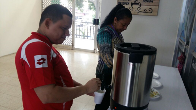 Funcionarios se benefician con café gratis por llegar temprano