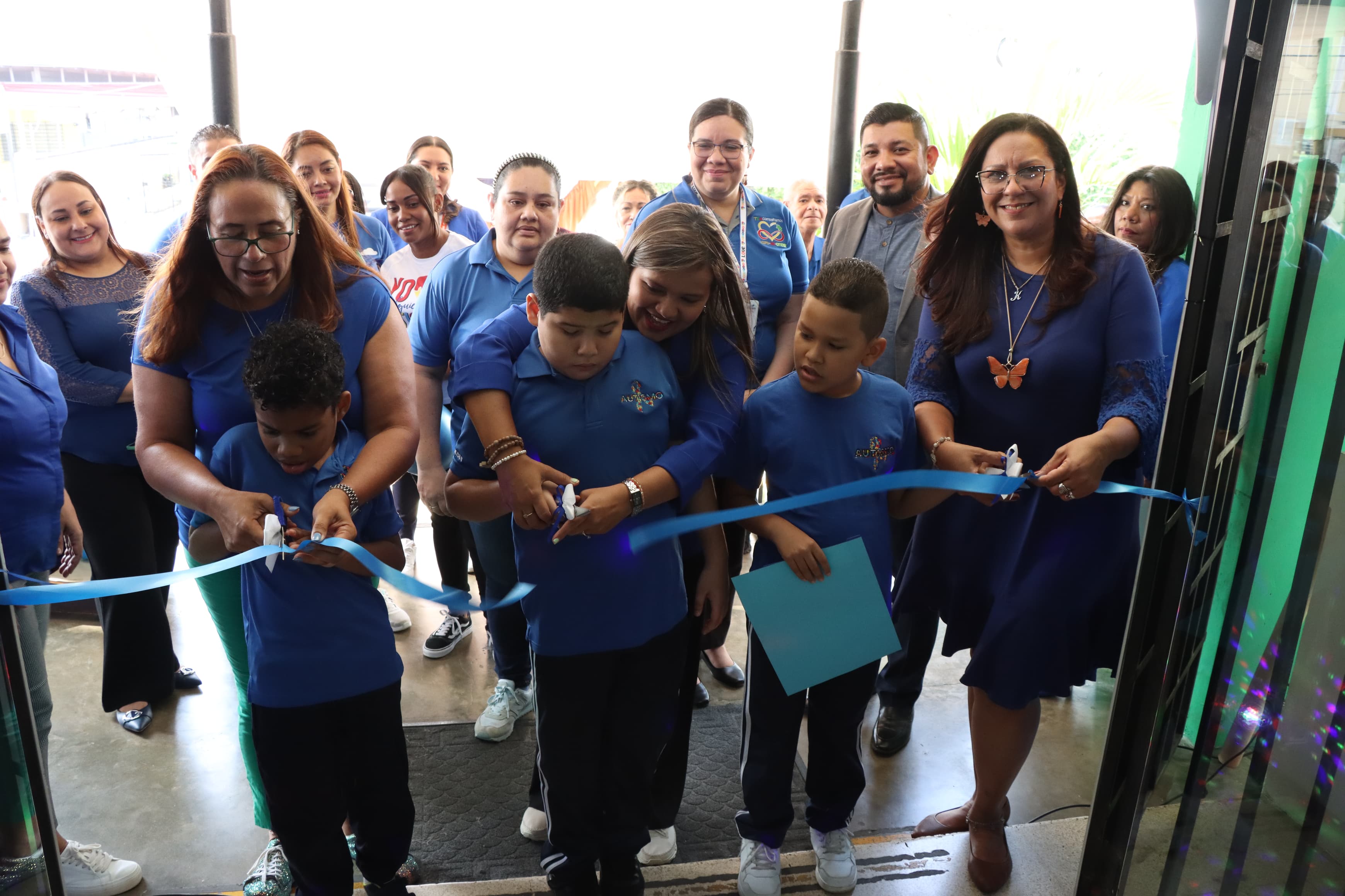 Inauguración del "Espacio Azul" en el IPHE en conmemoración del Día Mundial del Autismo.
