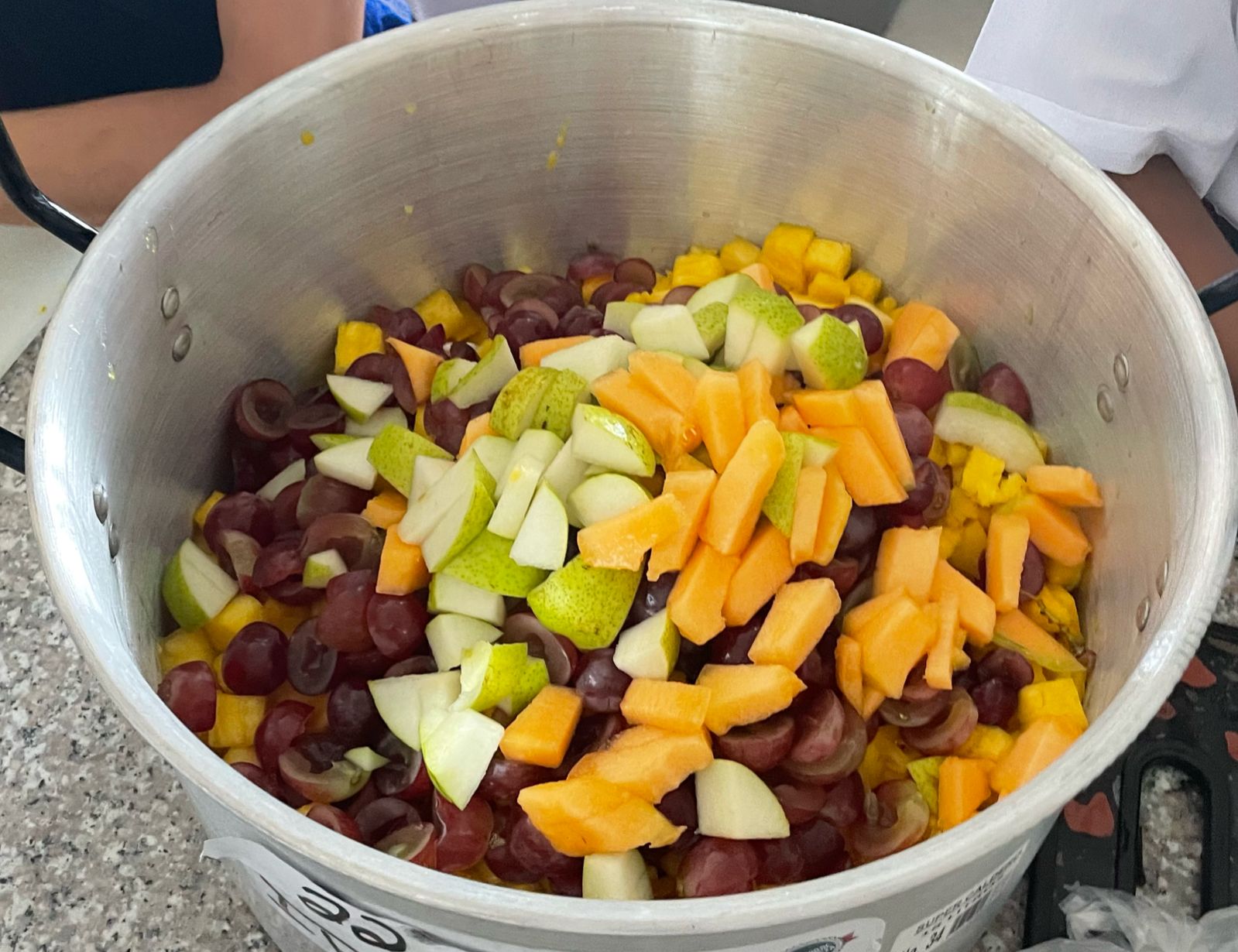 Estudiantes de CEVET aprenden sobre la importancia de las frutas