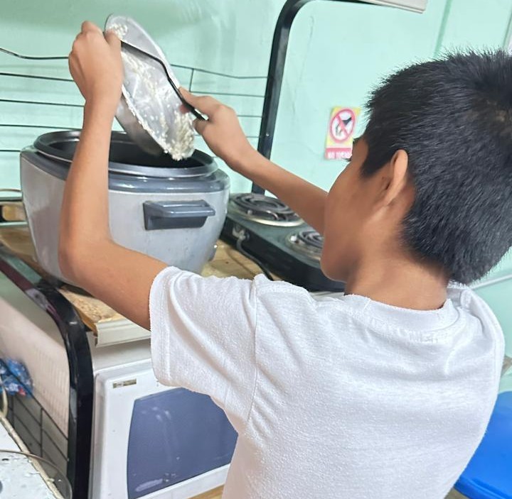 Estudiantes en Bocas del Toro participan en taller de cocina.