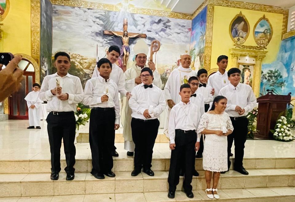 Estudiantes con discapacidad reciben los sacramentos de Primera Comunión y Confirmación en Chiriquí, fortaleciendo su formación integral.