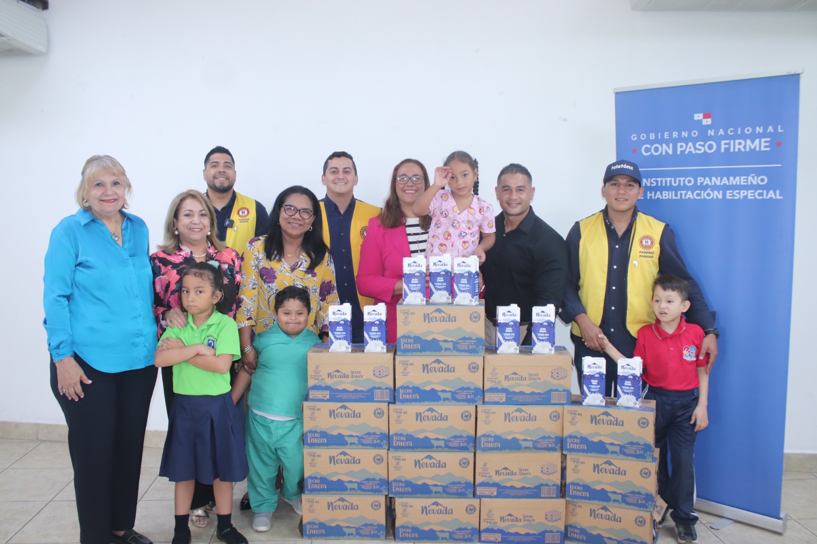 IPHE recibe donación de leche del Club Activo 20-30