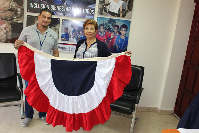 Donan bandera y pollerines al Centro de Custodia Arco Iris