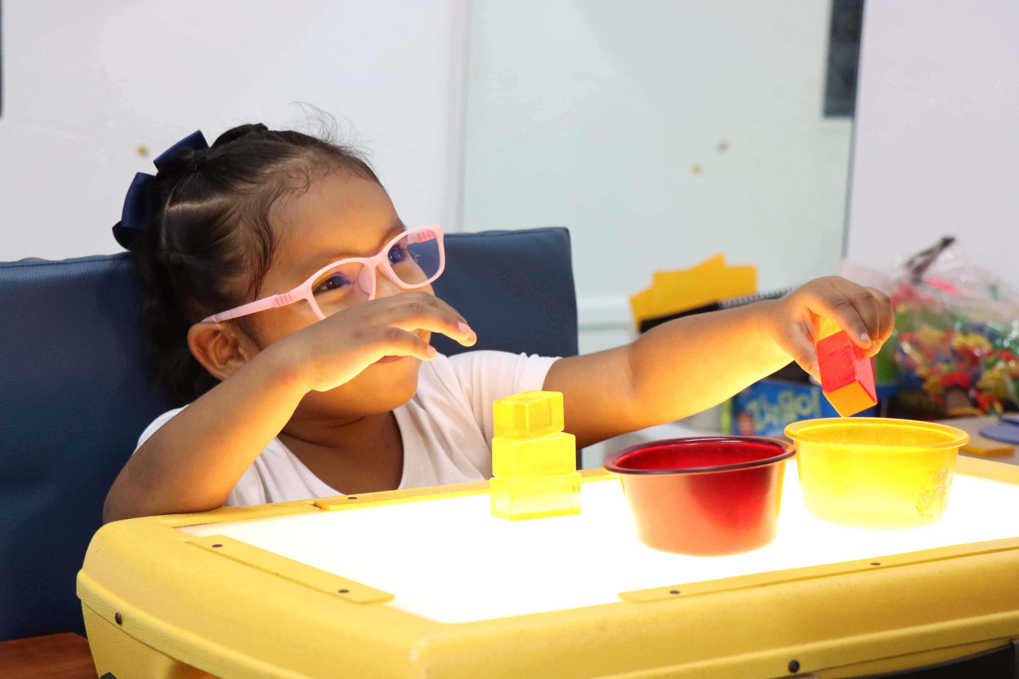 Estudiantes de la Escuela Nacional de Ciegos ejercitan sus habilidades visuales.