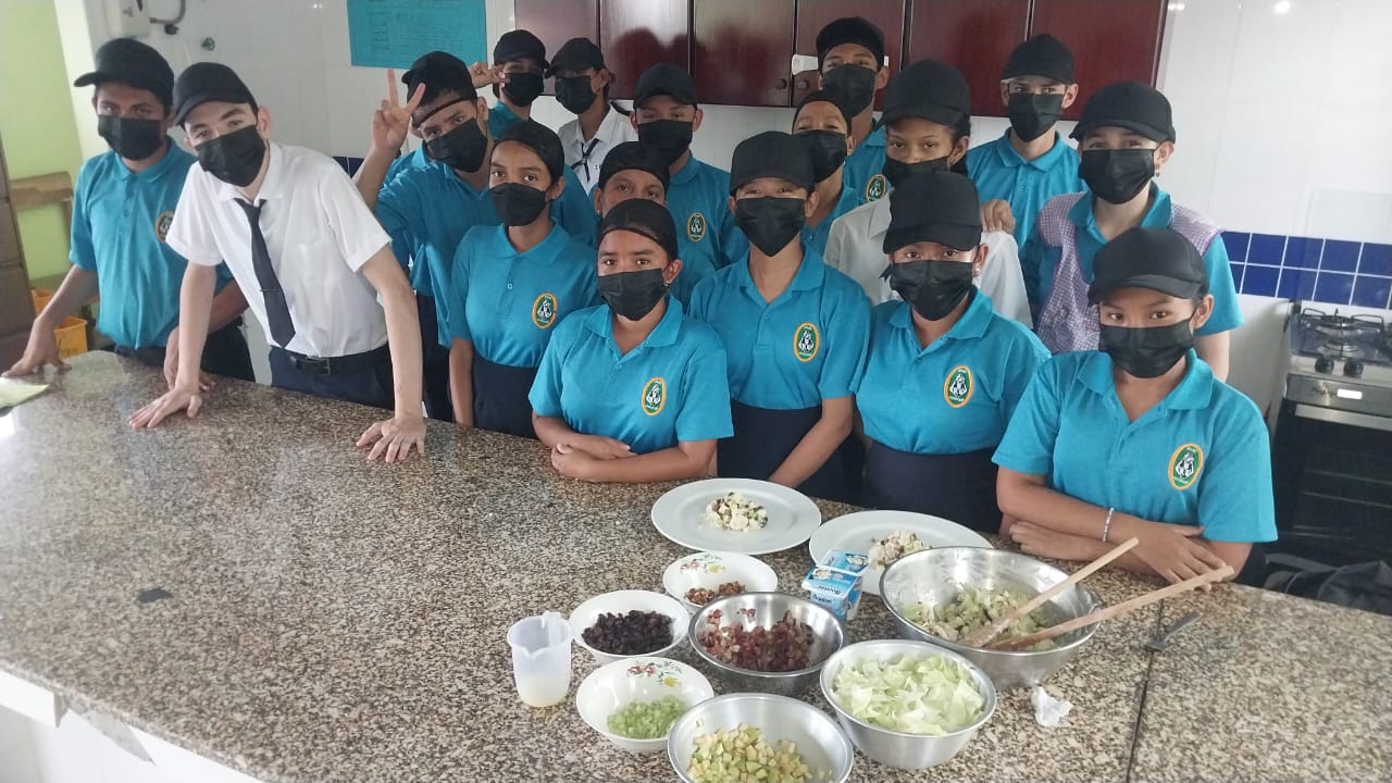 Jóvenes del IPHE Penonomé desarrollan habilidades culinarias con el plato tradicional "Wualdo".