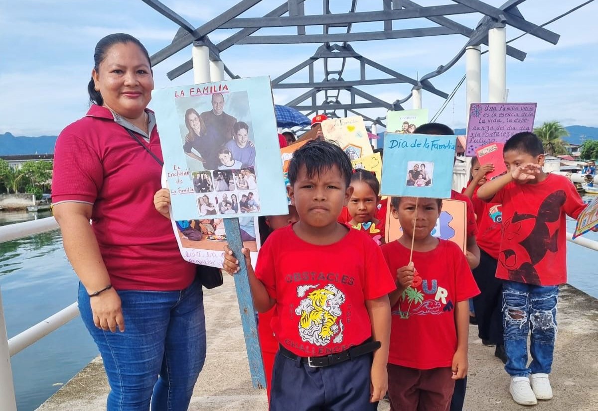 IPHE Guna Yala destaca el amor familiar en caminata educativa liderada por docentes de inclusión.