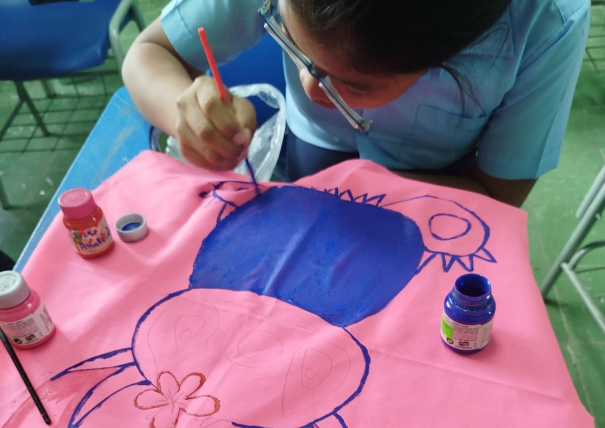 Estudiantes del IPHE de Antón exploran su potencial a través de textiles y dibujo técnico.