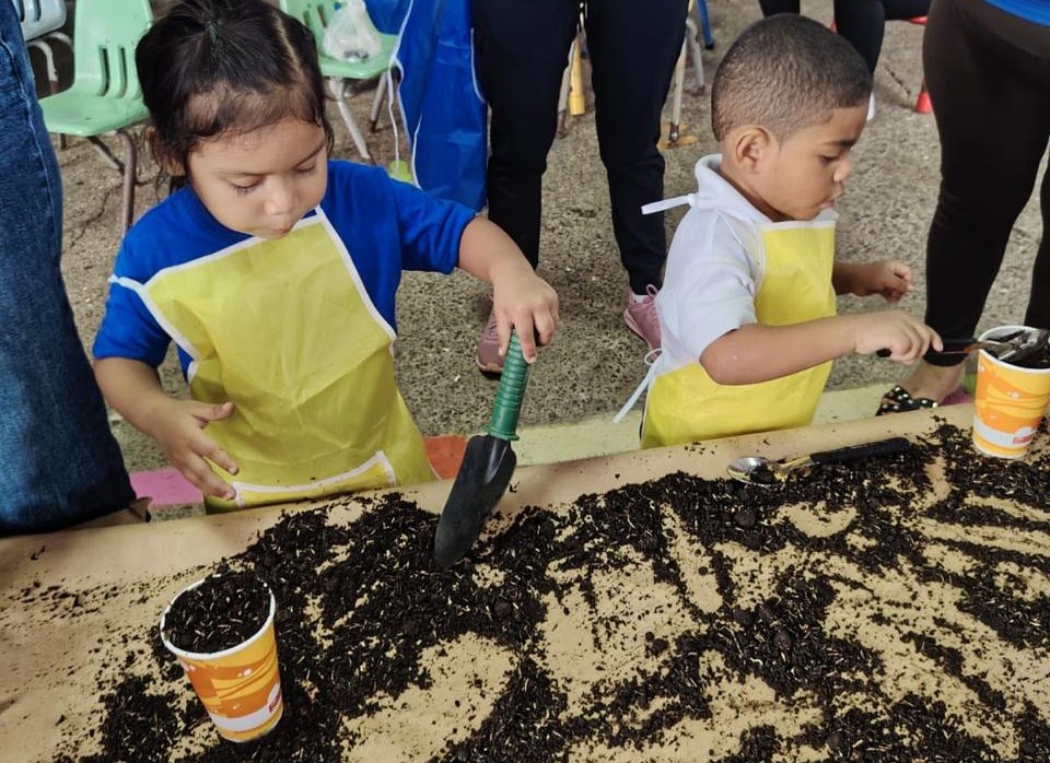 Creatividad y sostenibilidad, estudiantes del PEP conmemoran el Día del Reciclaje.