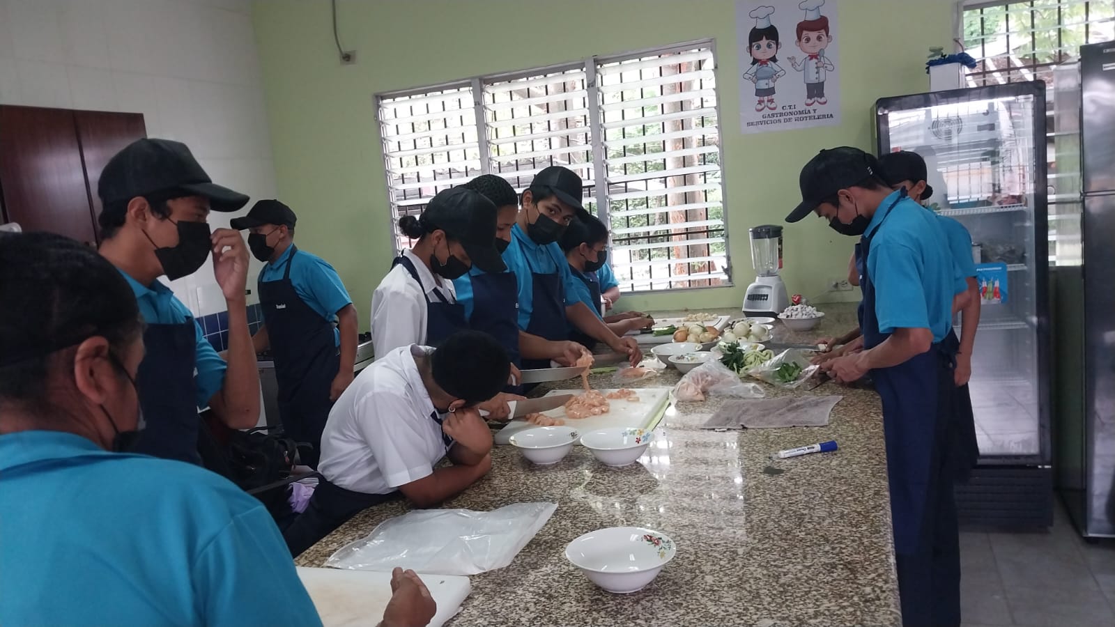 Estudiantes de CTI en Gastronomía y Servicio de Hotelería del IPHE Penonomé realizan taller culinario de pastas y pollo.