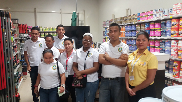 Visitan supermercado para conocer técnicas de mercaderistas