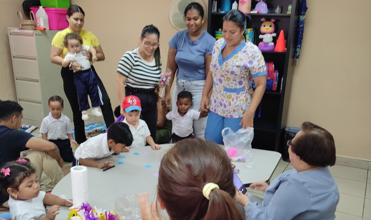 Padres de Veraguas se capacitan en taller lúdico para estimular el lenguaje y la motricidad