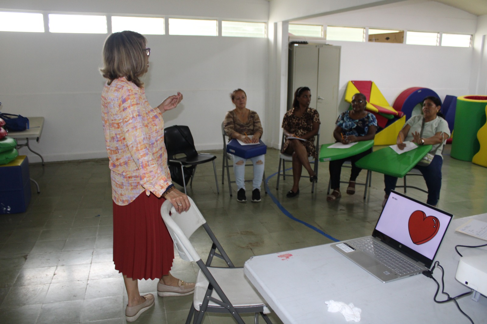 Padres fortalecen habilidades para apoyar el aprendizaje de sus hijos con discapacidad visual.