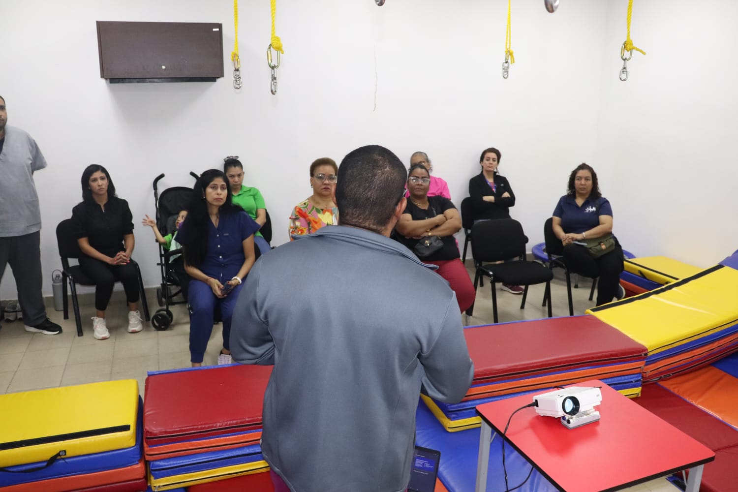 Padres de familia reciben inducción sobre el Servicio de Terapia Ocupacional con Integración Sensorial.