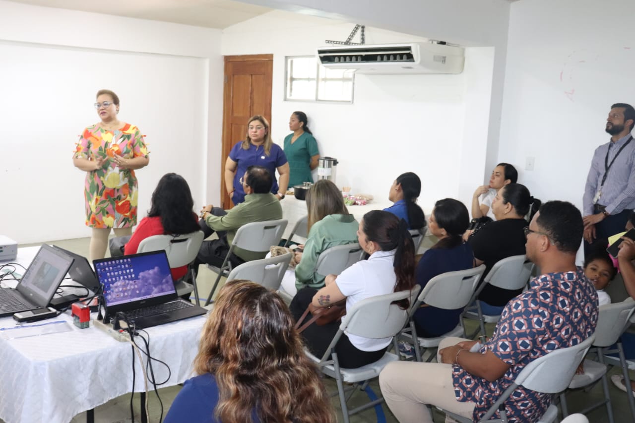Padres reciben inducción sobre servicio de estimulación multisensorial en la Escuela Nacional de Ciegos Helen Keller.