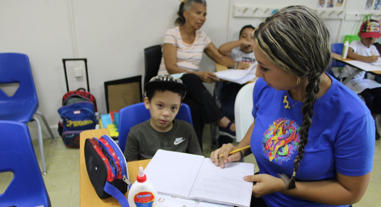 Estudiantes del Programa de Autismo del IPHE aprenden sobre la importancia de la familia