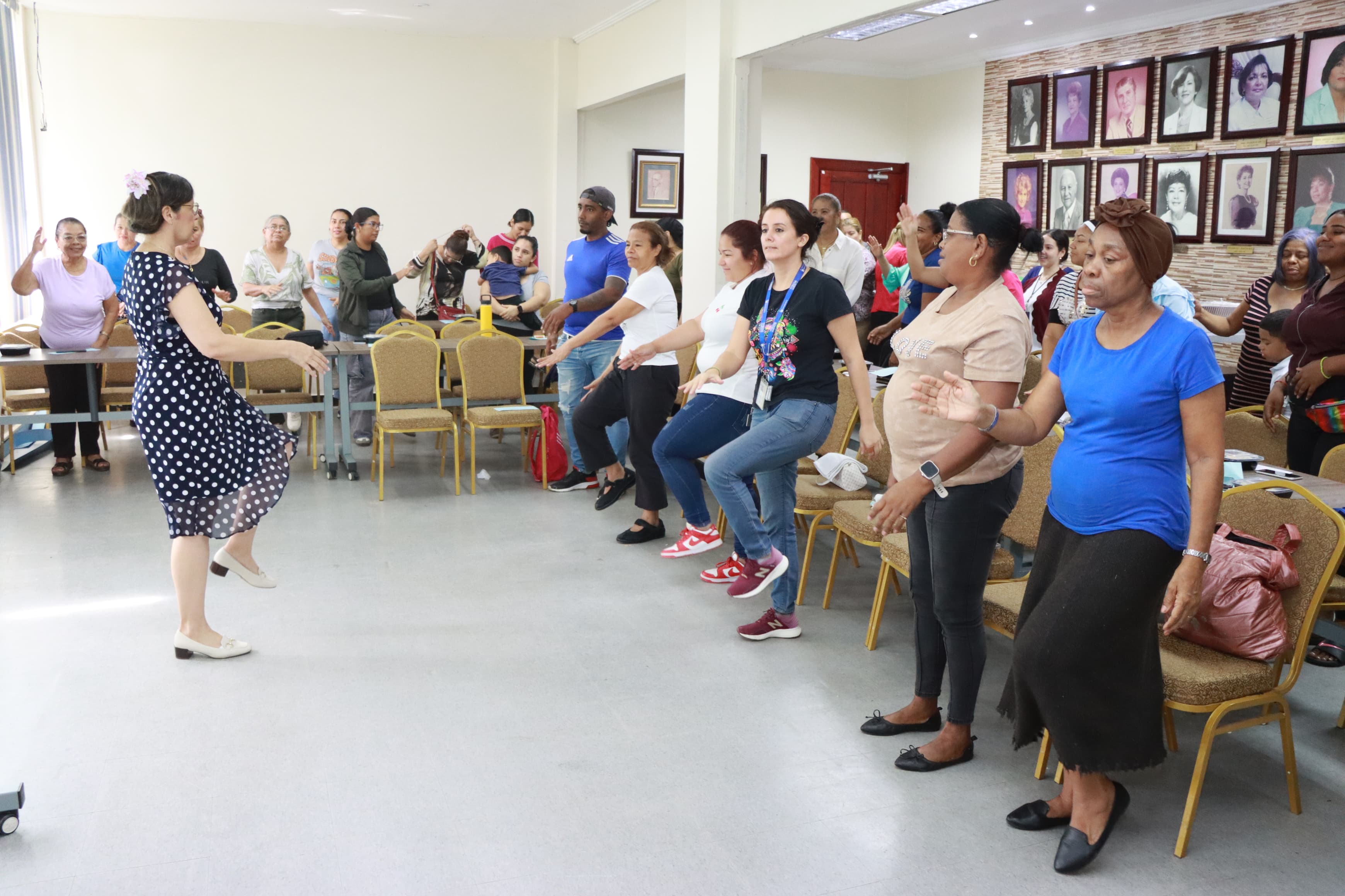 Familias participan en taller de crianza positiva impulsado por el IPHE