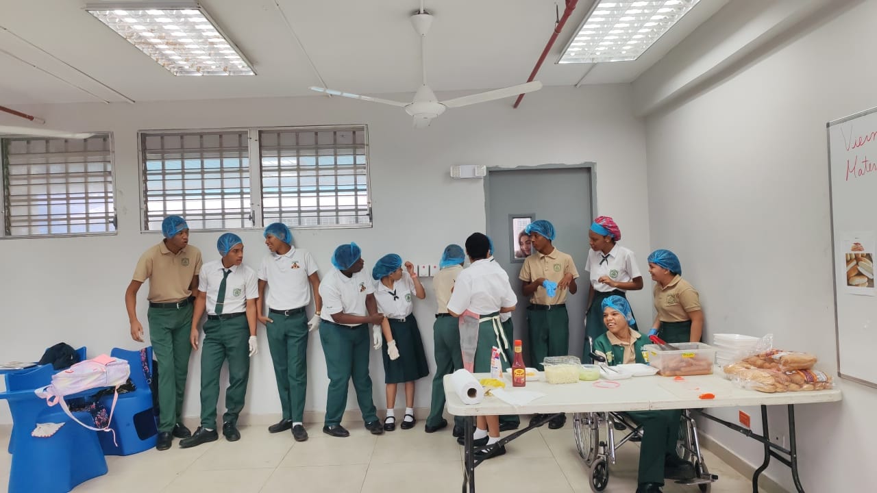 Estudiantes aprenden buenas prácticas de higiene alimentaria