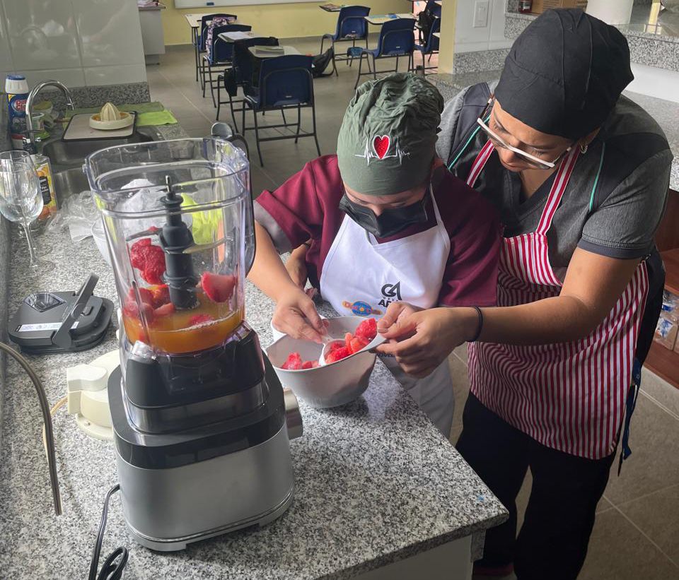 Estudiantes del IPHE en Tierras Altas elaboran yogur casero como parte de su formación técnica.