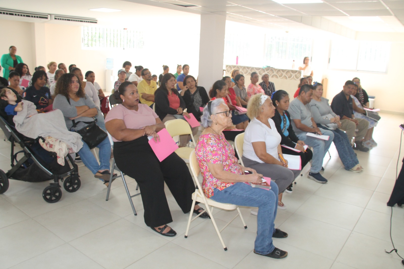 Docencia sobre crianza positiva beneficia a padres del Programa de Parálisis Cerebral