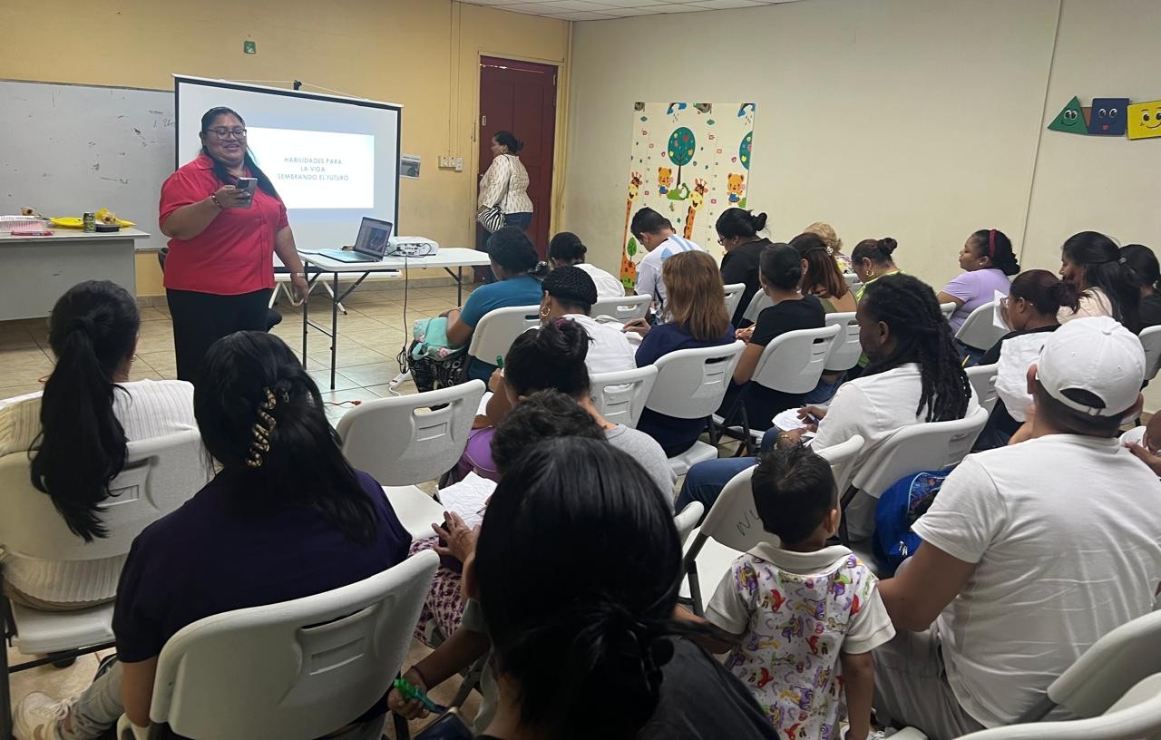 Padres del PEP participan en taller sobre Crianza Positiva