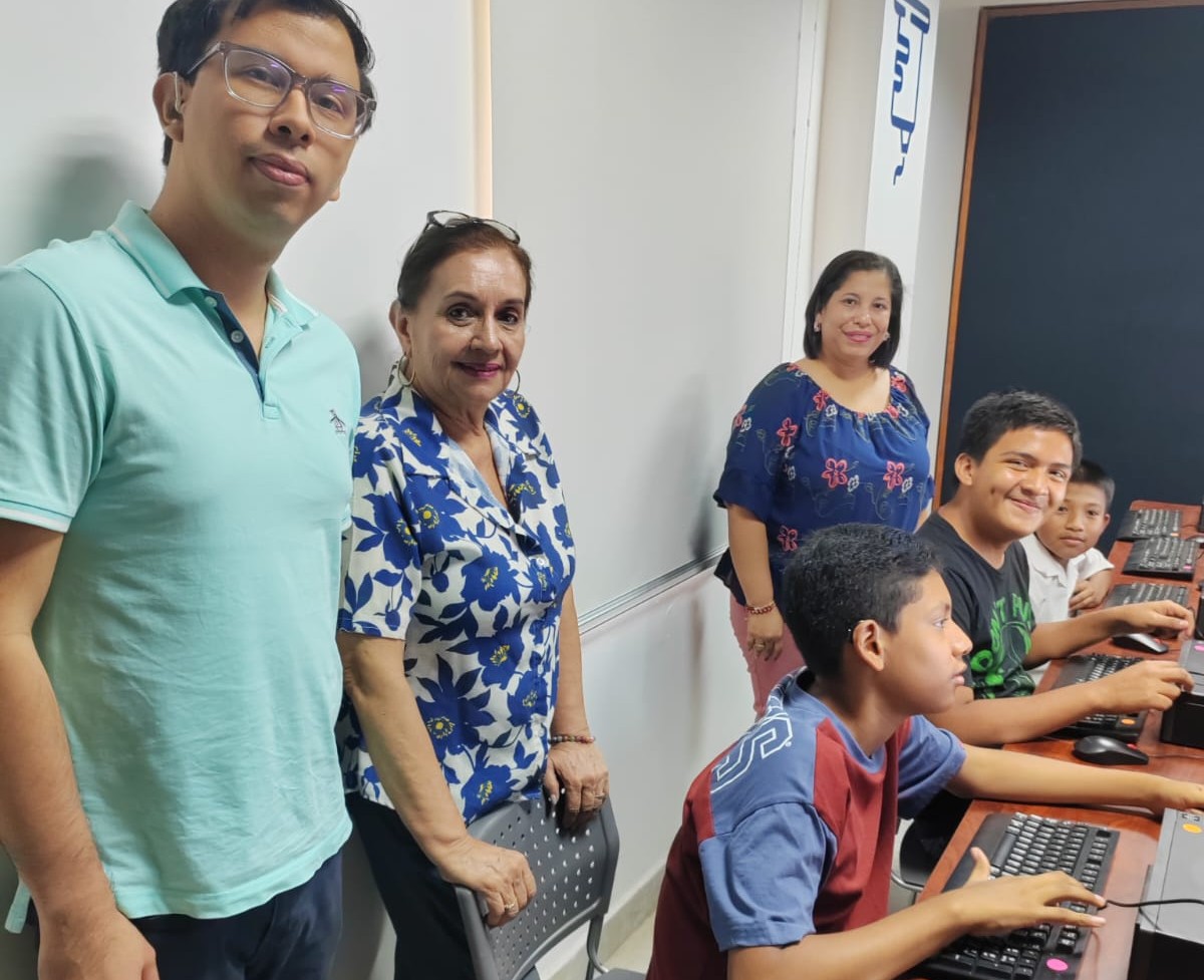 Estudiantes aprenden diseño 3D como herramienta de comunicación.