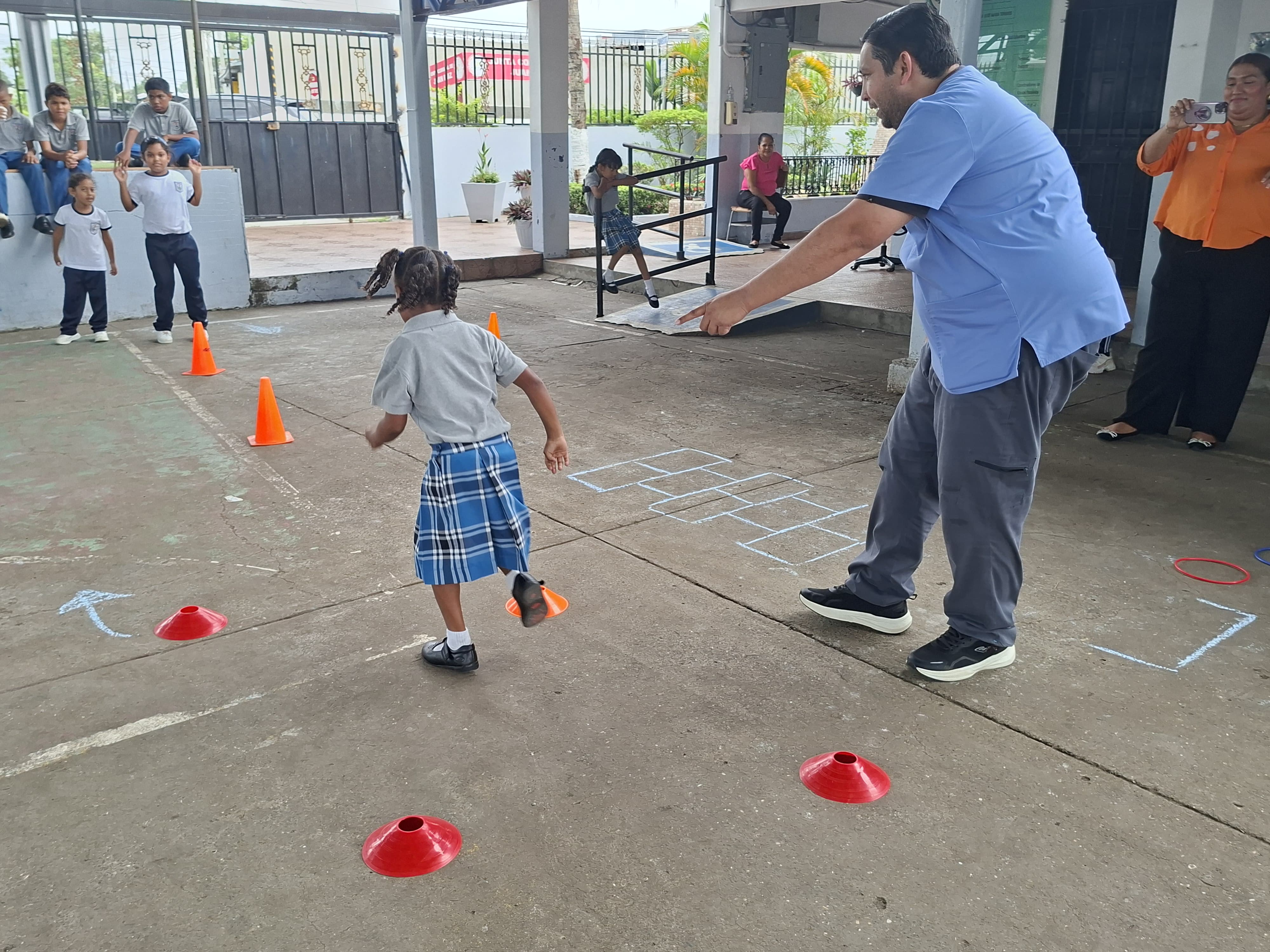 Estudiantes con condiciones de discapacidad fortalecen su motricidad con el Taller Activa-T en el Colegio José María Torrijos.