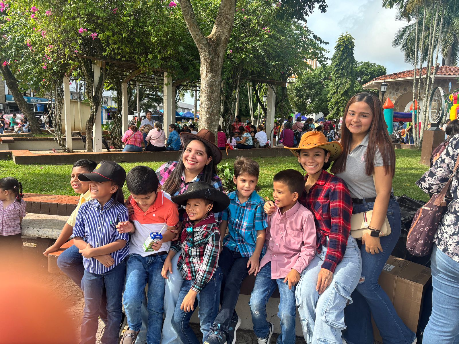 Padres confeccionan caballitos de palo para sus hijos en Veraguas
