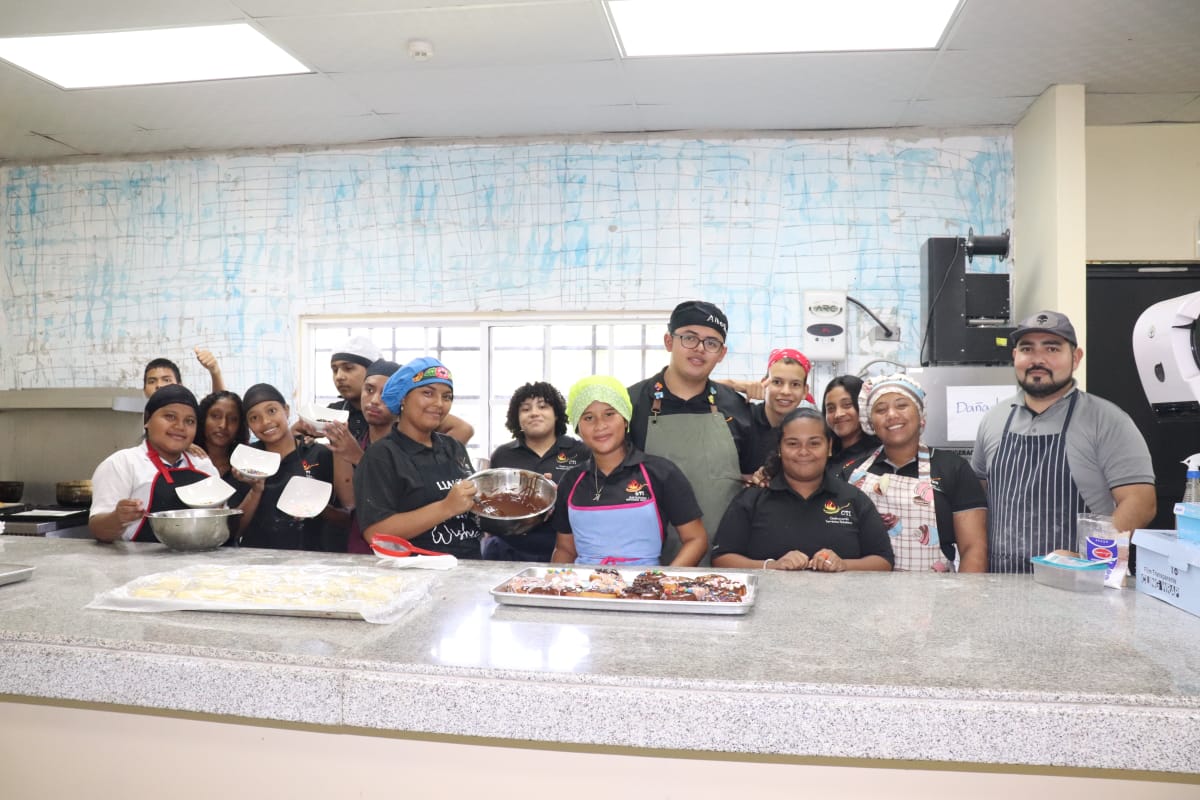 Estudiantes de CTI refuerzan su autonomía con práctica culinaria en Panamá Oeste