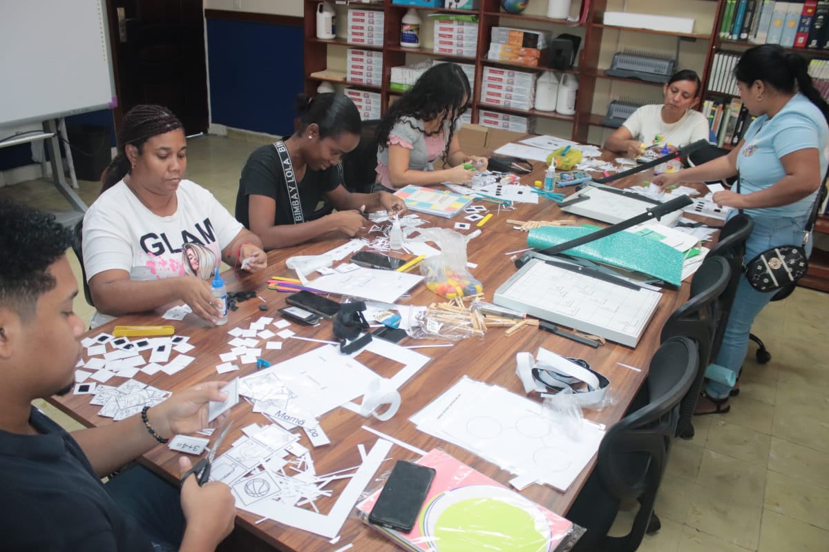 Padres y madres de la Escuela Torrijos Carter elaboran materiales didácticos adaptados.