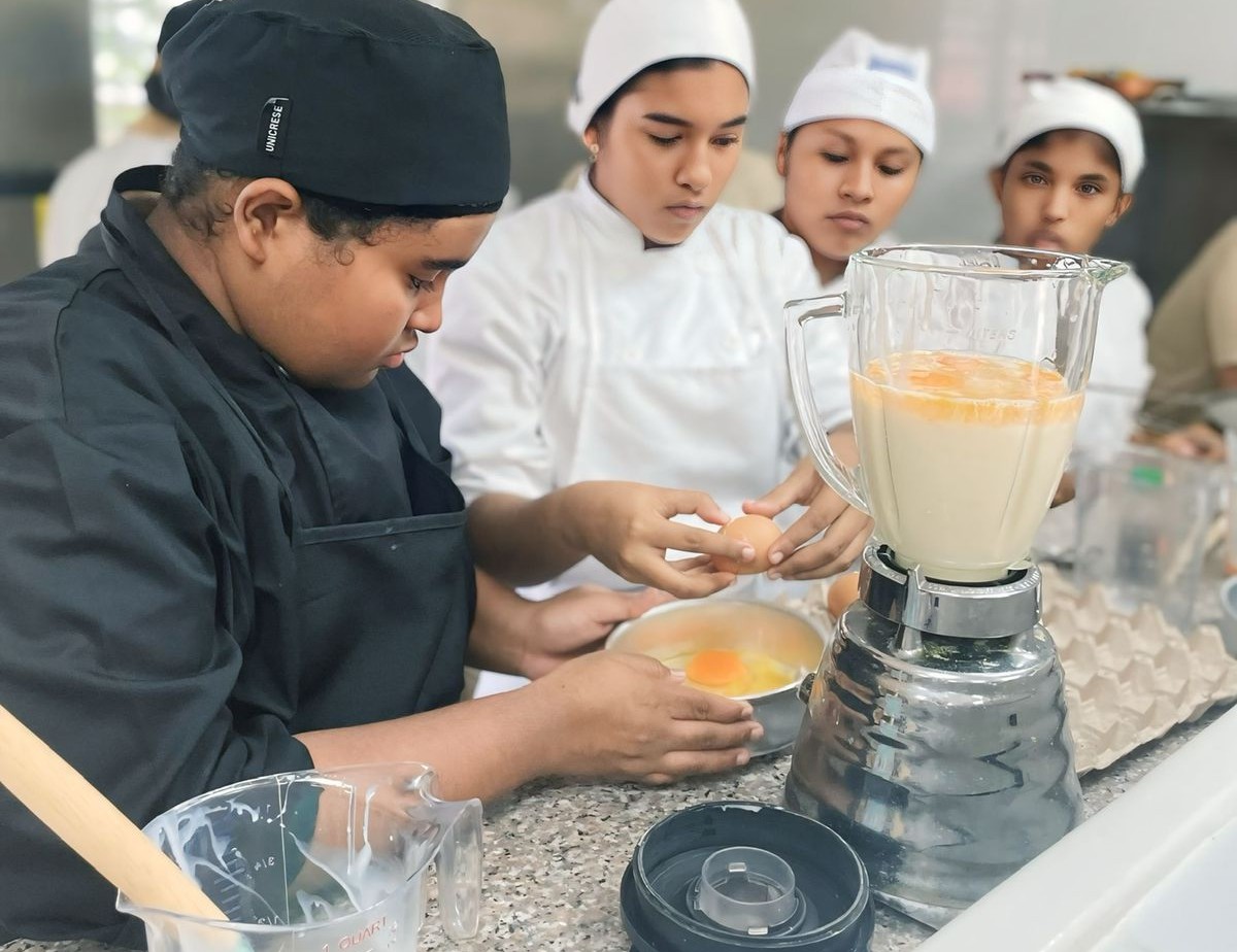 Estudiantes del CEVET aprenden sobre pastelería clásica